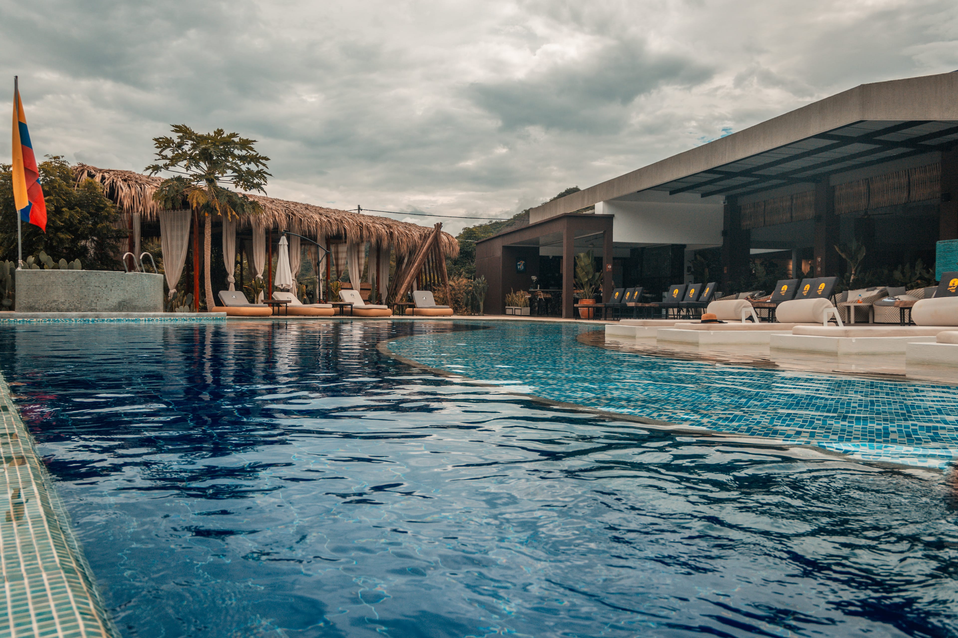 Piscina infinita e instalaciones de Izotal