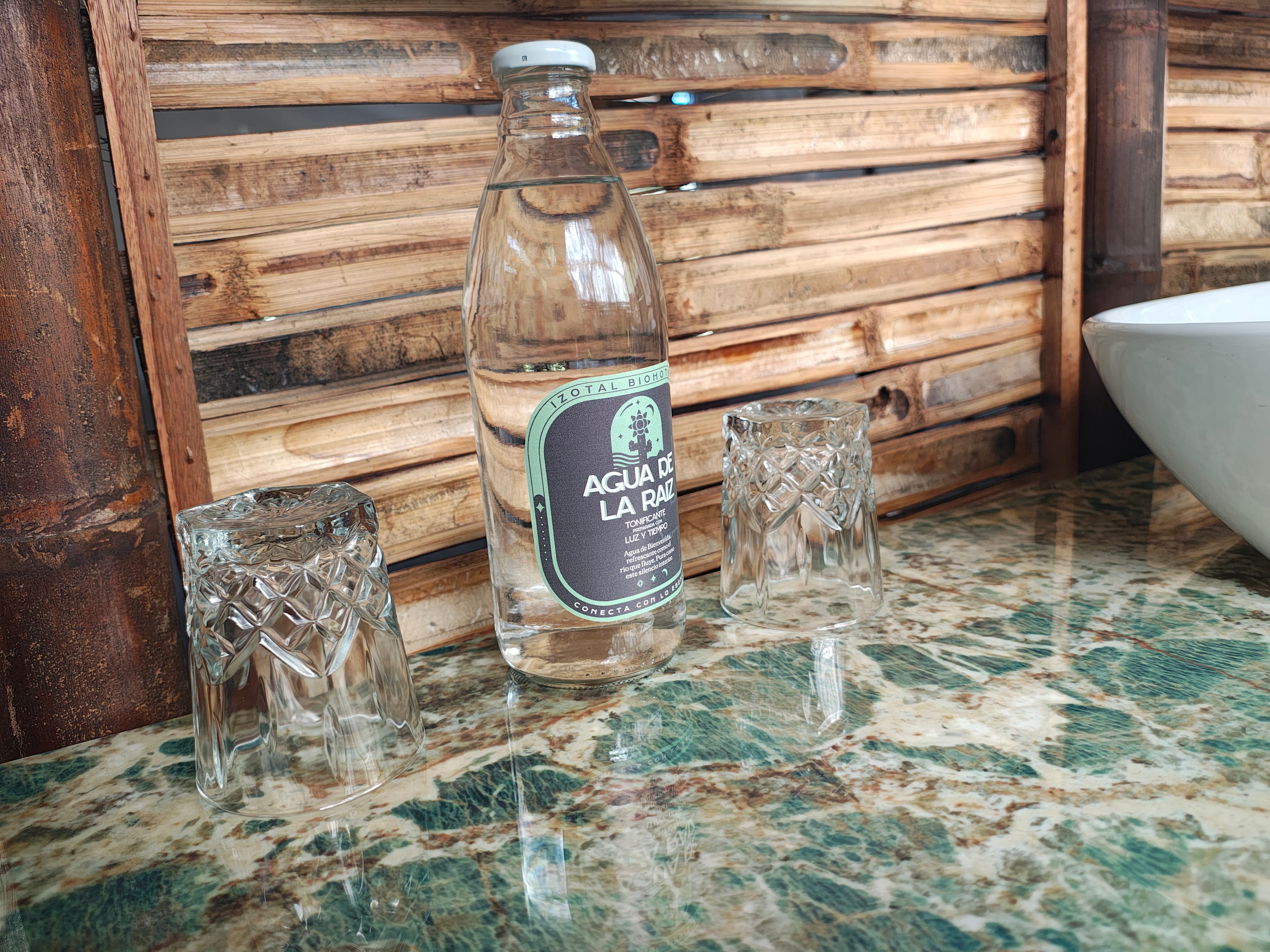 Detalles de amenidades: agua embotellada y cristalería