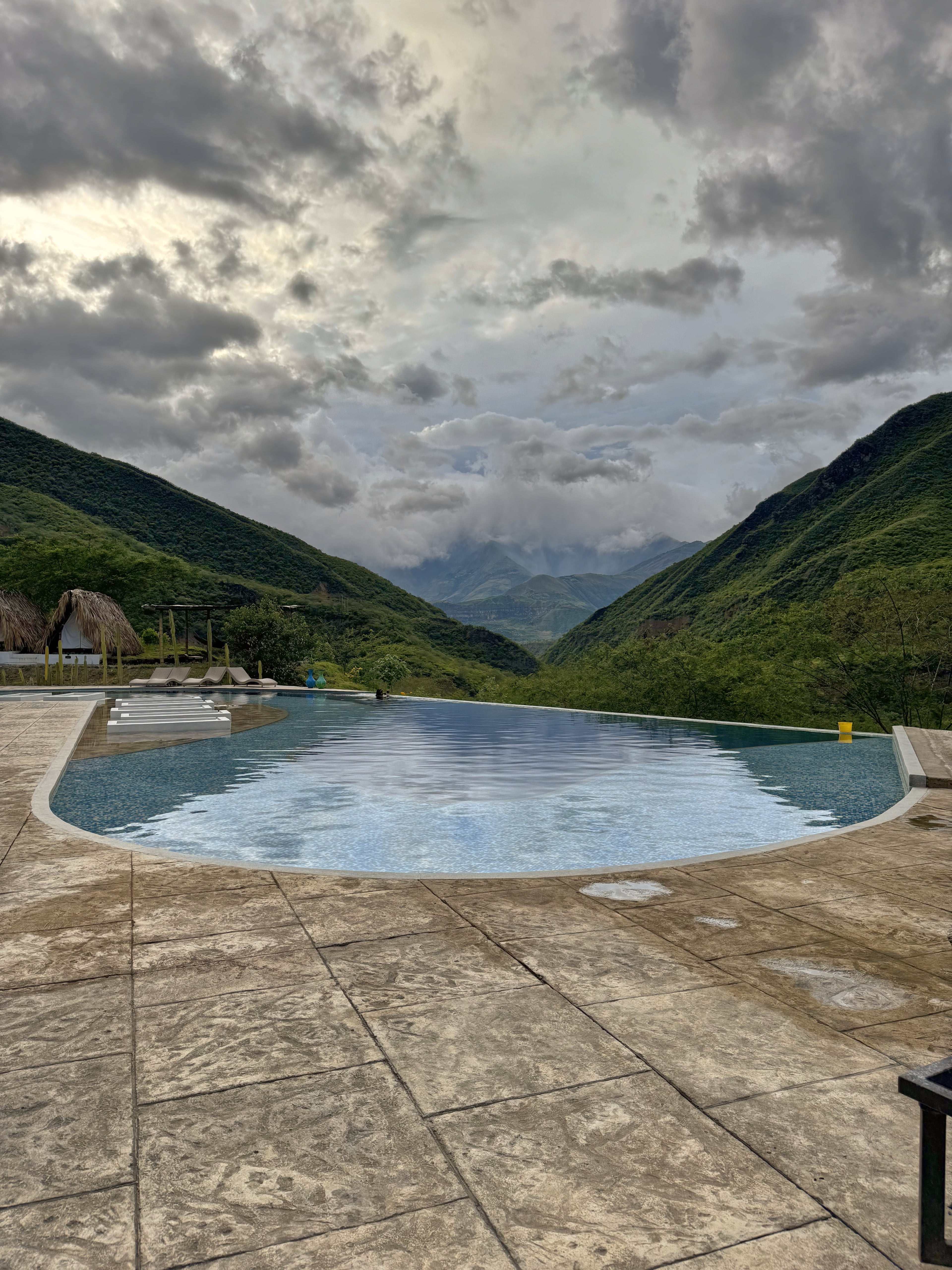 Piscina Infinita Izotal Bioluxury Hotel